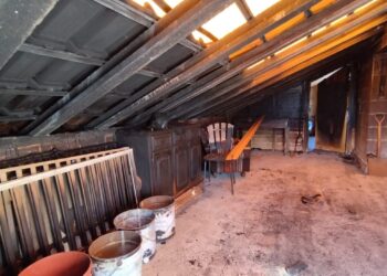 Família fica desalojada após incêndio. “Isto vinha para nos matar”