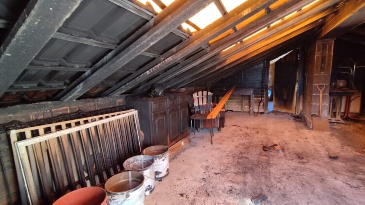 Família fica desalojada após incêndio. “Isto vinha para nos matar”