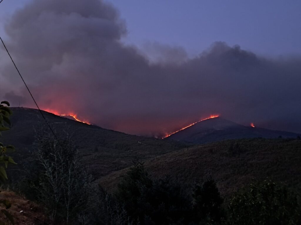 Incêndio já atinge concelho de Pampilhosa da Serra. Uma aldeia foi evacuada Incêndio já atinge concelho de Pampilhosa da Serra. Uma aldeia foi evacuada