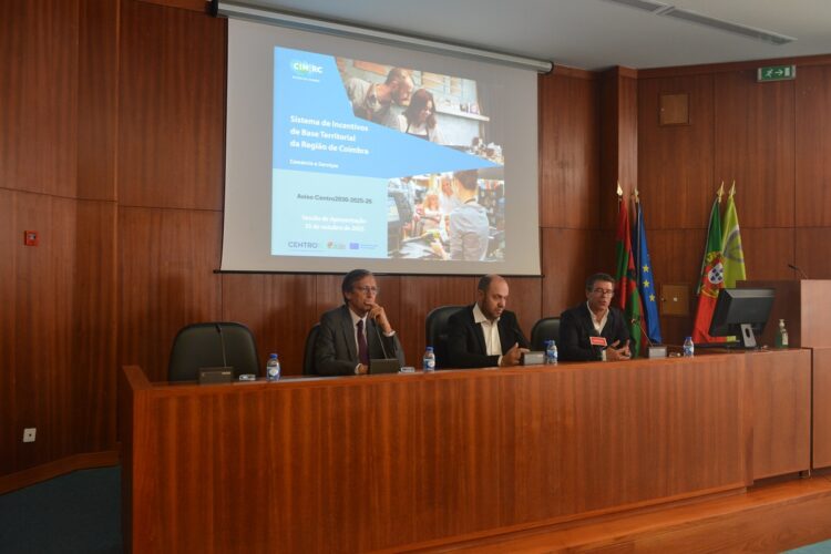 Região de Coimbra tem incentivos até 25 mil euros para micro e pequenas empresas na área do comércio e serviços Região de Coimbra tem incentivos até 25 mil euros para micro e pequenas empresas na área do comércio e serviços