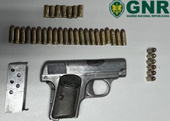 Coimbra: Ameaça filho adolescente com arma de fogo perante esposa e filhos menores. Acabou detido