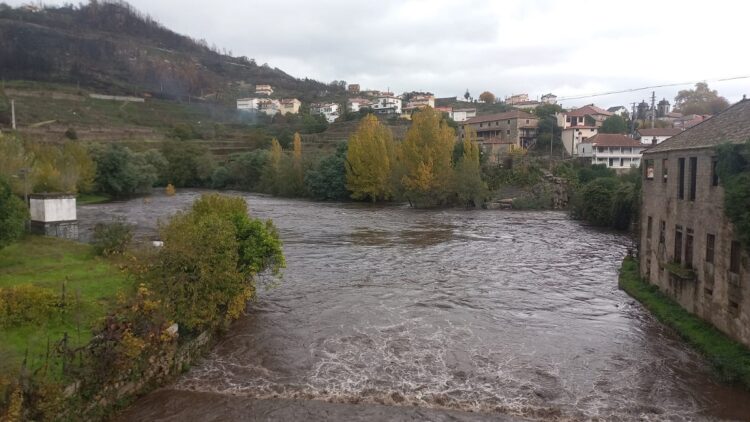 Cheias no rio Alva voltam a destruir a ilha do Picoto em Avô