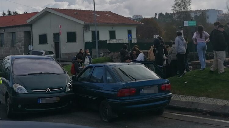 Carro em contramão causa acidente em Oliveira do Hospital