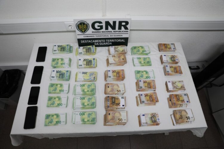 GNR apanha dois homens com 505 mil euros em notas falsas na Guarda