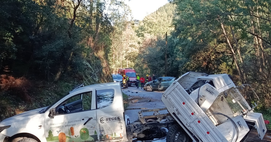 Acidente em Góis deixa carro "partido ao meio" Acidente em Góis deixa carro "partido ao meio"