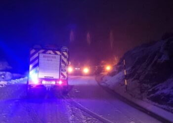 Bombeiros de Seia acionados para operações de reboque na Serra da Estrela devido à queda de neve