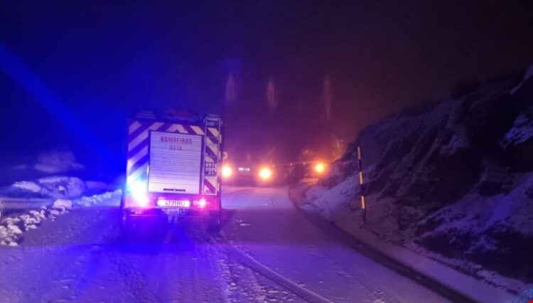 Bombeiros de Seia acionados para operações de reboque na Serra da Estrela devido à queda de neve