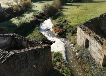 “Criminosos!”: Meruge volta a denunciar descargas de efluentes lácteos no Rio Cobral