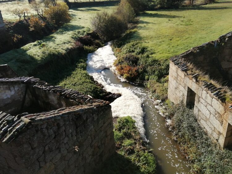 “Criminosos!”: Meruge volta a denunciar descargas de efluentes lácteos no Rio Cobral