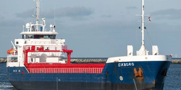 Cargueiro mantém-se à deriva na Figueira da Foz à espera de ser rebocado