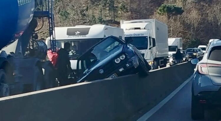 Carro “suspenso” no IP3. Condutora sofreu ferimentos ligeiros