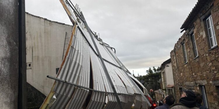 Kristin: Tempestade levantou cobertura de habitação e causou danos pontuais em Tábua