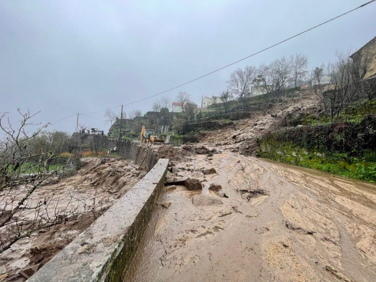Grande derrocada corta estrada de acesso a Aldeia das Dez e mobiliza Proteção Civil em Oliveira do Hospital
