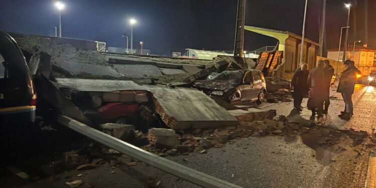 Muro de Campo Desportivo desaba em Tábua: há duas viaturas debaixo dos escombros