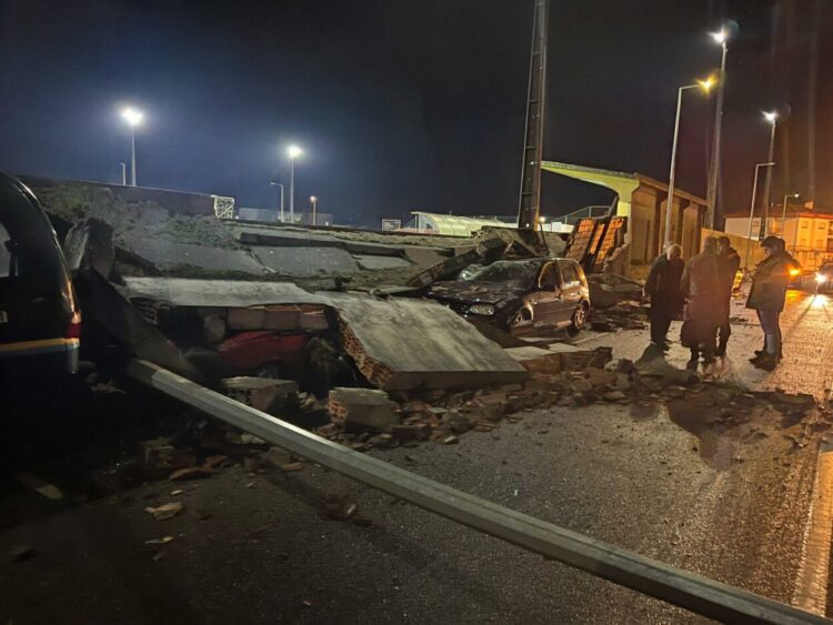 Muro de Campo Desportivo desaba em Tábua: há duas viaturas debaixo dos escombros