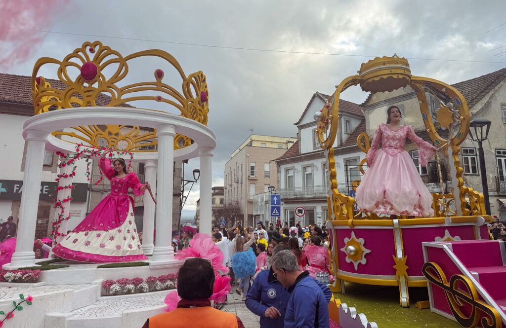 Carnaval no Coração do Dão: Nelas encheu-se de cor e alegria Carnaval no Coração do Dão: Nelas encheu-se de cor e alegria