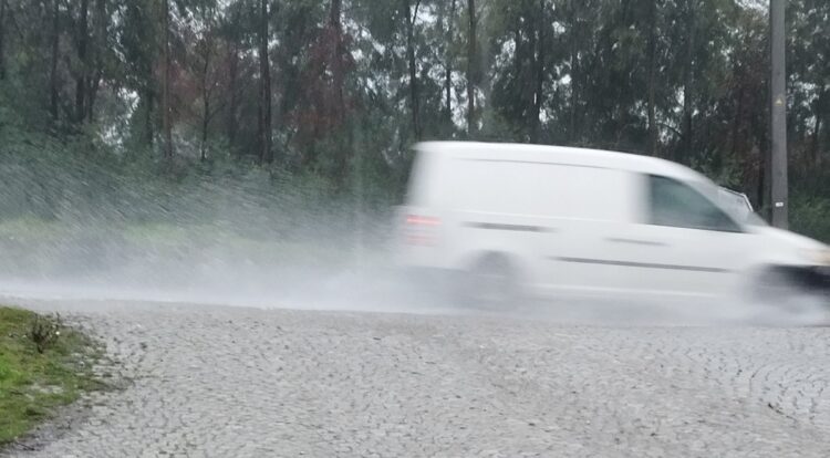 Seis distritos do Norte e Centro sob aviso laranja de chuva forte e persistente