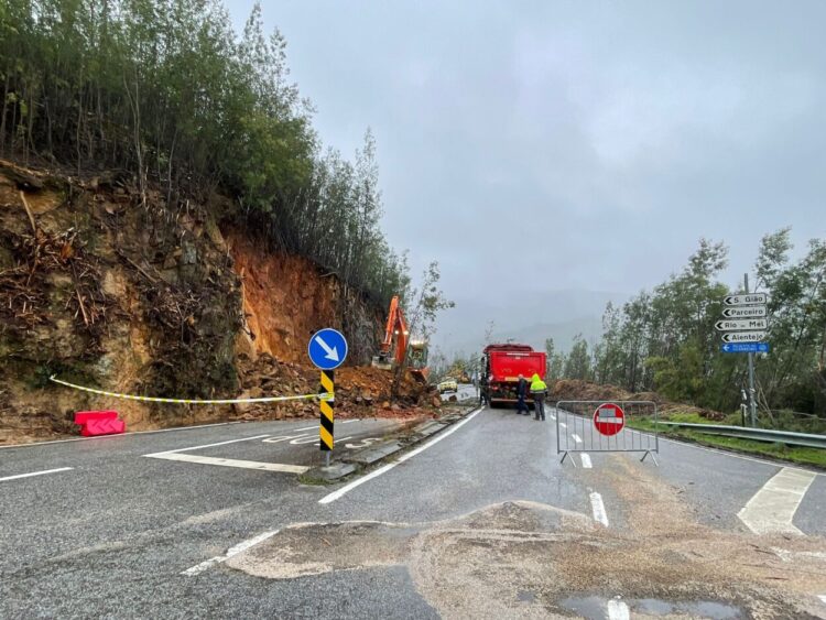 Trânsito interdito na EM 514 devido a deslizamento de terras em Penalva de Alva
