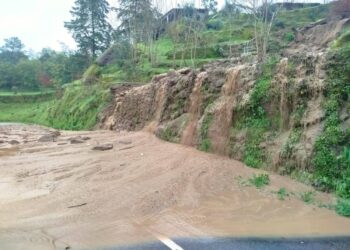 Deslizamento de terras corta EN 230 em Fiais da Beira