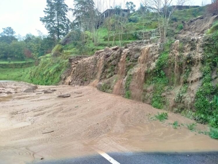 Deslizamento de terras corta EN 230 em Fiais da Beira