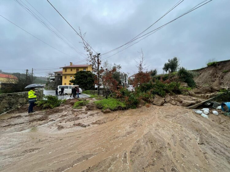 Deslizamento de terras corta estrada em Meruge