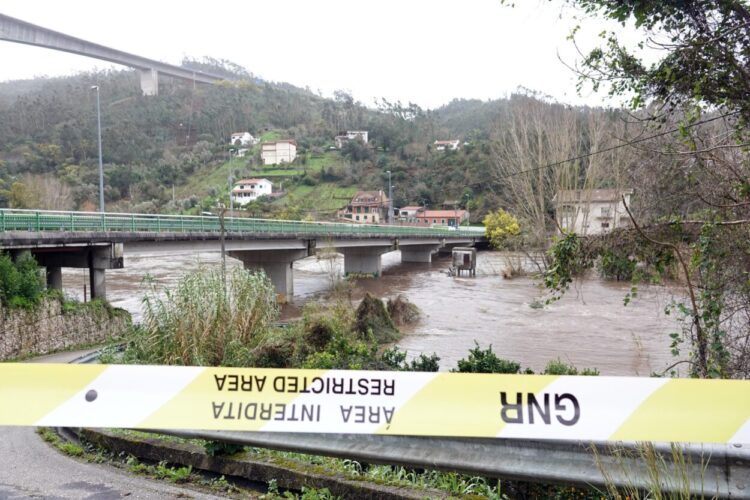 Mondego com “risco” de colapso de diques: Câmara de Coimbra retira 3 mil pessoas de casa