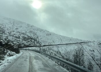 Arganil: Queda de neve corta estradas na Serra do Açor