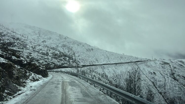 Arganil: Queda de neve corta estradas na Serra do Açor