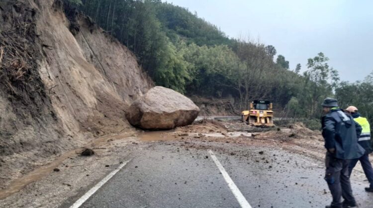 Queda de rochedo obriga ao corte da EM 514 em Penalva de Alva
