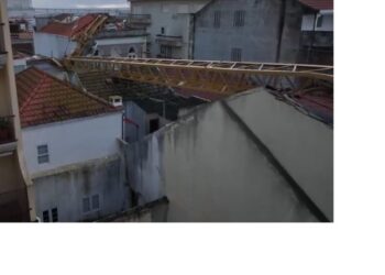Grua caiu sobre cinco prédios na Figueira da Foz. Seis pessoas tiveram que ser realojadas