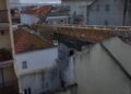 Grua caiu sobre cinco prédios na Figueira da Foz. Seis pessoas tiveram que ser realojadas