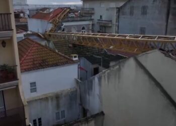 Grua caiu sobre cinco prédios na Figueira da Foz. Seis pessoas tiveram que ser realojadas