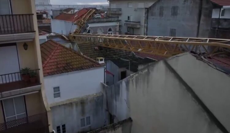 Grua caiu sobre cinco prédios na Figueira da Foz. Seis pessoas tiveram que ser realojadas