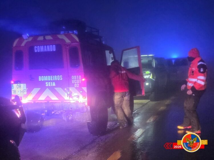 Bombeiros de Seia resgatam dois jovens na Serra da Estrela sob condições meteorológicas adversas