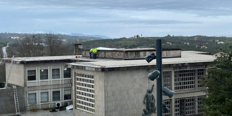 “Estavam a entrar quantidades inimagináveis de água”: mau tempo faz estragos no Tribunal de Oliveira do Hospital