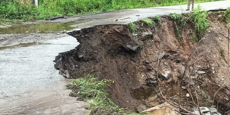 Derrocada corta estrada no concelho de Oliveira do Hospital
