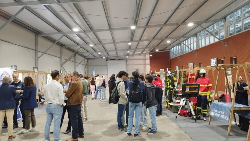 “Investe no Teu Futuro”: Feira abre portas ao futuro e inspira jovens de Tábua a escolher o seu caminho “Investe no Teu Futuro”: Feira abre portas ao futuro e inspira jovens de Tábua a escolher o seu caminho