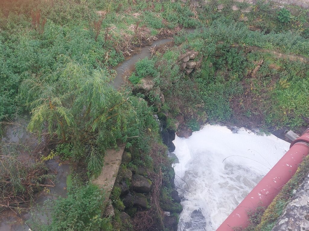 “Crime continuado e impune”: Meruge volta a denunciar descargas no Rio Cobral “Crime continuado e impune”: Meruge volta a denunciar descargas no Rio Cobral