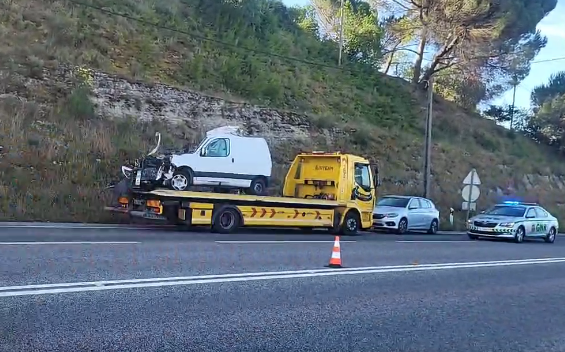 Coimbra: Colisão entre ligeiro e pesado de mercadorias faz um morto no IC2 Coimbra: Colisão entre ligeiro e pesado de mercadorias faz um morto no IC2