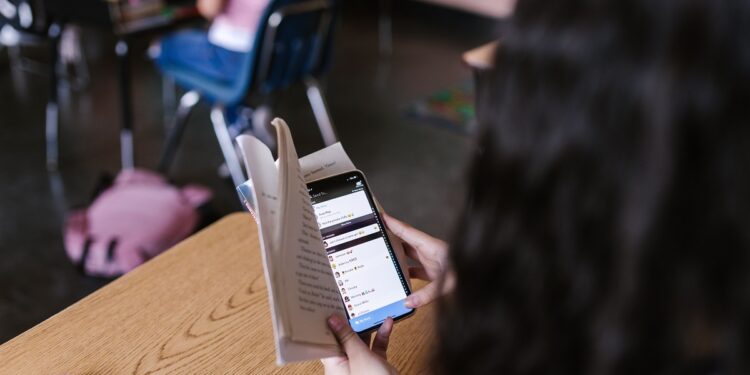 Proibição do uso de ‘smartphones’ alargado até ao 9.º ano. Medida entra em vigor em janeiro de 2027