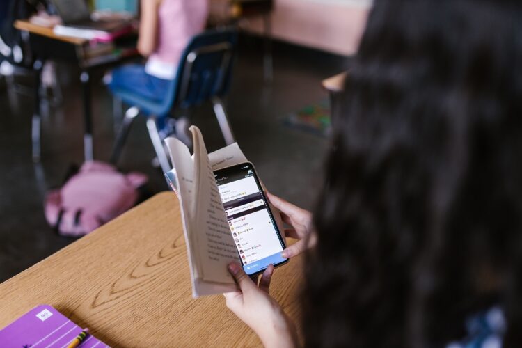 Proibição do uso de 'smartphones' alargado até ao 9.º ano. Medida entra em vigor em janeiro de 2027 Proibição do uso de ‘smartphones’ alargado até ao 9.º ano. Medida entra em vigor em janeiro de 2027