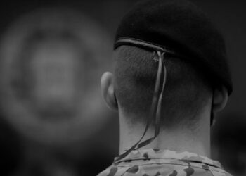 Dois militares do Exército morrem atropelados na A1 enquanto prestavam auxílio Dois militares do Exército morrem atropelados na A1 enquanto prestavam auxílio