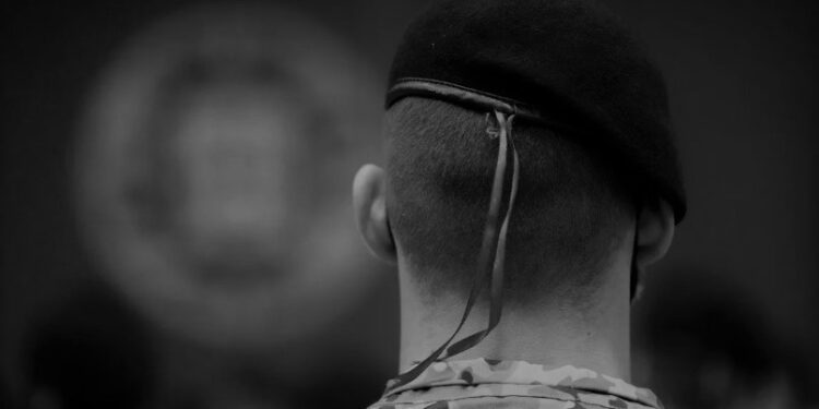 Dois militares do Exército morrem atropelados na A1 enquanto prestavam auxílio