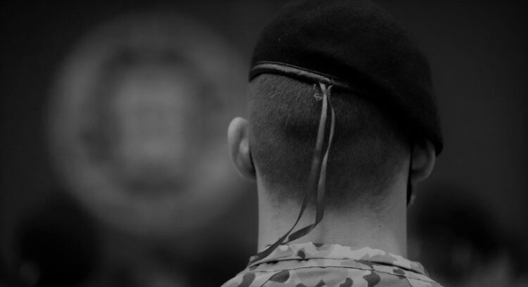 Dois militares do Exército morrem atropelados na A1 enquanto prestavam auxílio