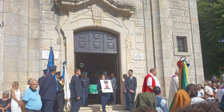 Centenas de pessoas despedem-se de “Carlitos” em Avô. Jovem militar da GNR homenageado com salva de tiros