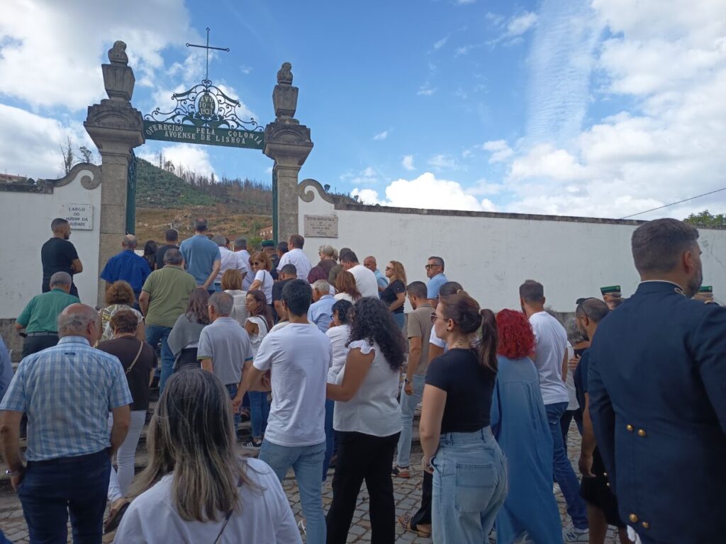 Centenas de pessoas despedem-se de “Carlitos” em Avô. Jovem militar da GNR homenageado com salva de tiros Centenas de pessoas despedem-se de “Carlitos” em Avô. Jovem militar da GNR homenageado com salva de tiros