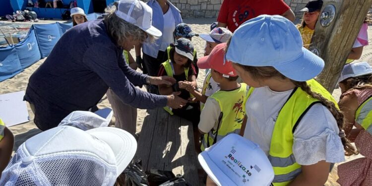 Europe Direct Região de Coimbra e de Leiria e Município de Mira promovem ação de sensibilização ambiental na Praia de Mira